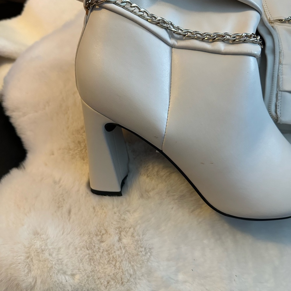 Elegant White Chain-Detail Ankle Boots Marc Fisher